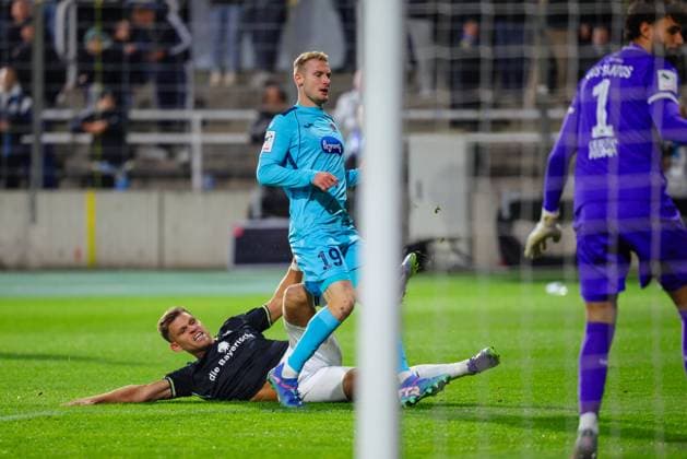 Meiko Sponsel (19, FC Viktoria Köln), und Florian Niederlechner (7, TSV 1860 München) beim Spiel zwischen TSV 1860 München v FC Viktoria Köln, Fußball, Herren, 3.Liga, 2025 2026, 9.Spieltag am 01.10.2025 in München, Stadion a. d. Grünwalder Straße. Bayern Deutschland