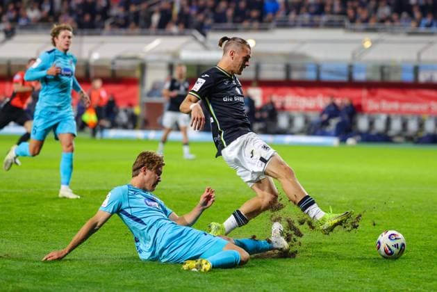 Sigurd Haugen (22, TSV 1860 München) und Tim Kloss (18, FC Viktoria Köln) beim Spiel zwischen TSV 1860 München v FC Viktoria Köln, Fußball, Herren, 3.Liga, 2025 2026, 9.Spieltag am 01.10.2025 in München, Stadion a. d. Grünwalder Straße. Bayern Deutschland