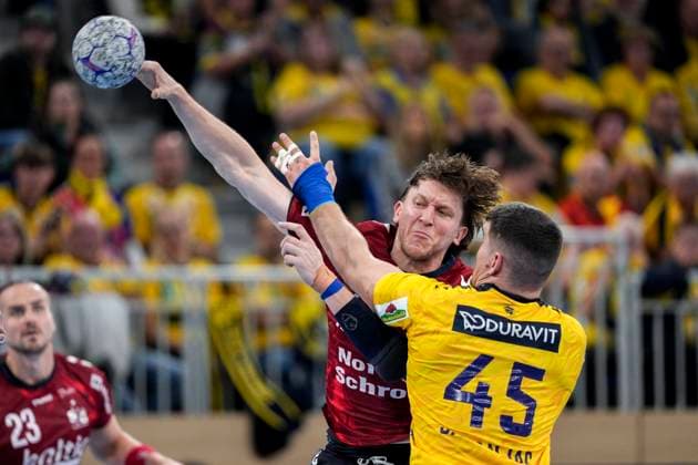 v.li.: Lasse Möller (Flensburg, 64), Halil Jaganjac (RNL, 45), Zweikampf, Spielszene, Duell, duel, tackle, tackling, Dynamik, Action, Aktion, 01.10.2025, Heidelberg (Deutschland), Handball, DHB-Pokal, 2. Runde, Rhein-Neckar Löwen - SG Flensburg-Handewitt