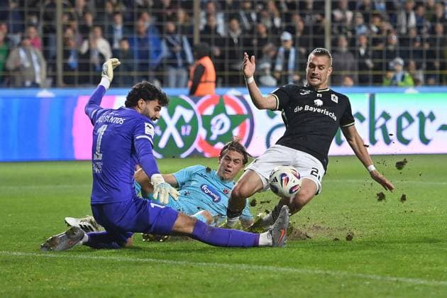 Sigurd HAUGEN (TSV 1860 Muenchen), Aktion,Zweikampf gegen Torwart Eduardo DOS SANTOS HAESLER (K) und Leonhard Luis MUENST (K). Fussball 3.Liga,9.Spieltag, Saison 2025 26 TSV 1860 Muenchen - Viktoria Koeln am 01.10.2025 GRUENWALDER STADION.