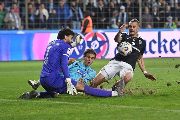 Sigurd HAUGEN (TSV 1860 Muenchen), Aktion,Zweikampf gegen Torwart Eduardo DOS SANTOS HAESLER (K) und Leonhard Luis MUENST (K). Fussball 3.Liga,9.Spieltag, Saison 2025 26 TSV 1860 Muenchen - Viktoria Koeln am 01.10.2025 GRUENWALDER STADION.