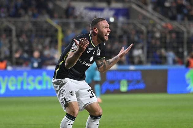 Patrick HOBSCH (TSV 1860 Muenchen) beschwert sich,Gestik, Aktion,Einzelbild,angeschnittenes Einzelmotiv,Halbfigur,halbe Figur. Fussball 3.Liga,9.Spieltag, Saison 2025 26 TSV 1860 Muenchen - Viktoria Koeln am 01.10.2025 GRUENWALDER STADION.