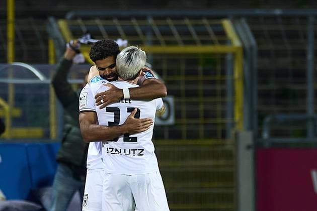 Andre Becker (SSV Ulm 1846, 49) gratuliert Niklas Koelle (SSV Ulm 1846, 32) zu seinem Treffer zum 2:1 GER, SSV Ulm 1846 vs. 1. FC Schweinfurt , Fussball, Herren, 3. Liga, 9. Spieltag, Spielzeit 2025 2026, 30.09.2025 GER, SSV Ulm 1846 vs. 1. FC Schweinfurt , Fussball, Herren, 3. Liga, 9. Spieltag, Spielzeit 2025 2026, 30.09.2025 Ulm Copyright: xEibner-Pressefoto GeraldxOelze-dexStoppanyx EP_ODS