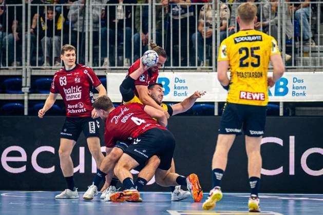DHB-Pokal 2025 26 2. Runde: Rhein-Neckar Löwen vs. SG Flensburg-Handewitt; 01.10.2025 Haukur Thrastarson (25; Rhein Neckar Löwen) und Jannik Kohlbacher (80; Rhein Neckar Löwen) kämpfen gegen Domen Novak (63; SGFH) und Johannes Golla (4; SGFH) um den Ball DHB-Pokal 2025 26 2. Runde: Rhein-Neckar Löwen vs. SG Flensburg-Handewitt im SNP-Dome in Heidelberg. Copyright: xBEAUTIFULxSPORTS Gelhardtx