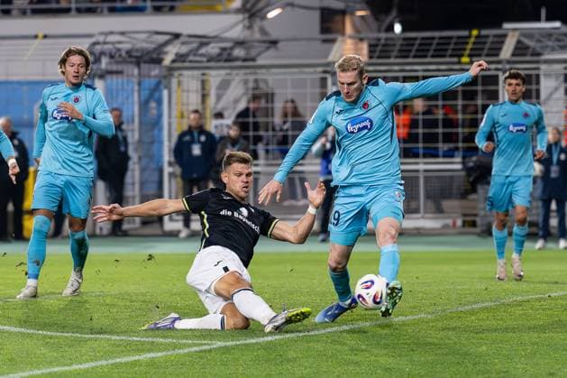 Kampf um den Ball Zweikampf zwischen Florian Niederlechner (TSV 1860 Muenchen, 07) und Meiko Sponsel (FC Viktoria Koeln, 19) GER, TSV 1860 Muenchen vs. Viktoria Koeln 1904, Fussball, 3. Bundesliga, 9. Spieltag, Saison 2025 2026, 01.10.2025. (DFL DFB REGULATIONS PROHIBIT ANY USE OF PHOTOGRAPHS as IMAGE SEQUENCES and or QUASI-VIDEO). GER, TSV 1860 Muenchen vs. Viktoria Koeln 1904, Fussball, 3. Bundesliga, 9. Spieltag, Saison 2025 2026, 01.10.2025. Muenchen Copyright: xEibner-Pressefoto HeikexFeinerx EP_HFR