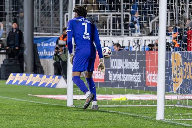 Eduardo Dos Santos Haesler - Dudu (Torwart, FC Viktoria Koeln, 1) muss hier das Tor zum 2:2 - Ausgleich durch Patrick Hobsch (TSV 1860 Muenchen, 34) - nicht im Bild - hinnehmen GER, TSV 1860 Muenchen vs. Viktoria Koeln 1904, Fussball, 3. Bundesliga, 9. Spieltag, Saison 2025 2026, 01.10.2025. (DFL DFB REGULATIONS PROHIBIT ANY USE OF PHOTOGRAPHS as IMAGE SEQUENCES and or QUASI-VIDEO). GER, TSV 1860 Muenchen vs. Viktoria Koeln 1904, Fussball, 3. Bundesliga, 9. Spieltag, Saison 2025 2026, 01.10.2025. Muenchen Copyright: xEibner-Pressefoto HeikexFeinerx EP_HFR