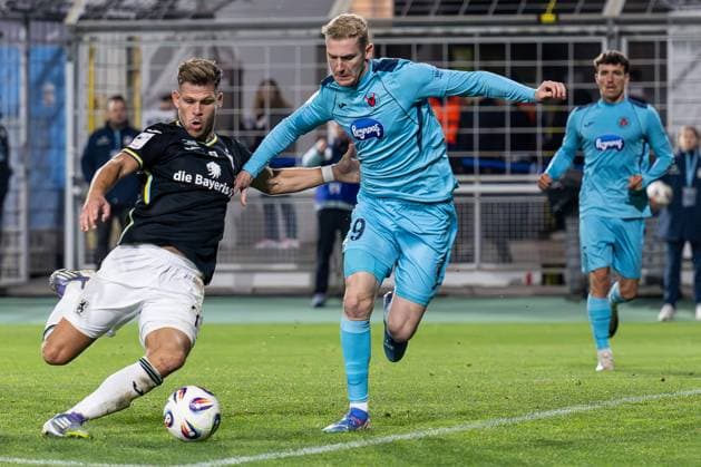 Kampf um den Ball Zweikampf zwischen Florian Niederlechner (TSV 1860 Muenchen, 07) und Meiko Sponsel (FC Viktoria Koeln, 19) GER, TSV 1860 Muenchen vs. Viktoria Koeln 1904, Fussball, 3. Bundesliga, 9. Spieltag, Saison 2025 2026, 01.10.2025. (DFL DFB REGULATIONS PROHIBIT ANY USE OF PHOTOGRAPHS as IMAGE SEQUENCES and or QUASI-VIDEO). GER, TSV 1860 Muenchen vs. Viktoria Koeln 1904, Fussball, 3. Bundesliga, 9. Spieltag, Saison 2025 2026, 01.10.2025. Muenchen Copyright: xEibner-Pressefoto HeikexFeinerx EP_HFR