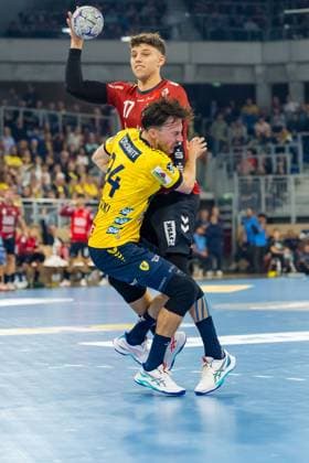Marko Grgic (17; SGFH) kämpft gegen Patrick Groetzki (24; Rhein Neckar Löwen) und Niclas Kirkelokke (5; SGFH) um den Ball DHB-Pokal 2025 26 2. Runde: Rhein-Neckar Löwen vs. SG Flensburg-Handewitt im SNP-Dome in Heidelberg. DHB-Pokal 2025 26 2. Runde: Rhein-Neckar Löwen vs. SG Flensburg-Handewitt; 01.10.2025 Copyright: xMaxxMesterx