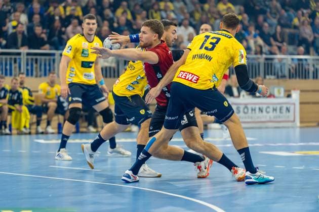 Sebastian Heymann (13; Rhein Neckar Löwen) und Jannik Kohlbacher (80; Rhein Neckar Löwen) kämpfen gegen Niclas Kirkelokke (5; SGFH) und Halil Jaganjac (45; Rhein Neckar Löwen) um den Ball DHB-Pokal 2025 26 2. Runde: Rhein-Neckar Löwen vs. SG Flensburg-Handewitt im SNP-Dome in Heidelberg. DHB-Pokal 2025 26 2. Runde: Rhein-Neckar Löwen vs. SG Flensburg-Handewitt; 01.10.2025 Copyright: xMaxxMesterx