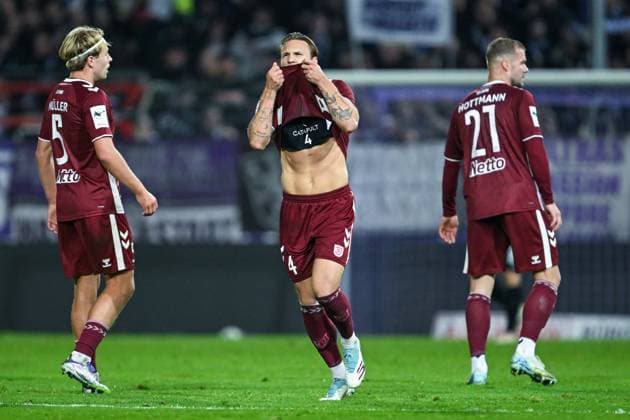 3. Liga - 25 26 - VfL Osnabrück - SSV Jahn Regensburg am 01.10.2025 an der Bremer Brücke in Osnabrück Philipp Müller Mueller (Regensburg), Felix Strauß Strauss (Regensburg) und Eric Hottmann (Regensburg) unzufrieden, enttäuscht, enttaeuscht, niedergeschlagen.