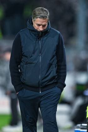 3. Liga - 25 26 - VfL Osnabrück - SSV Jahn Regensburg am 01.10.2025 an der Bremer Brücke in Osnabrück Trainer Michael Wimmer (Regensburg) unzufrieden, enttäuscht, enttaeuscht, niedergeschlagen.
