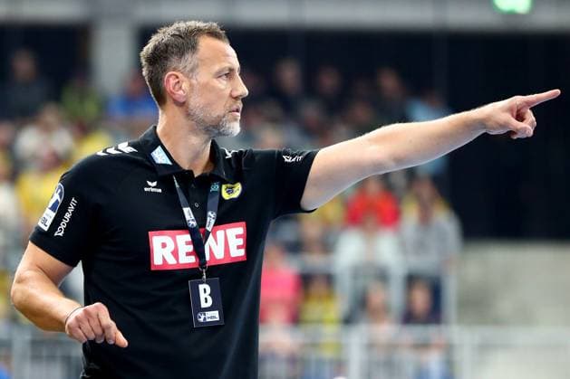 01.10.2025, xmohx, Handball DHB Pokal, Rhein Neckar Loewen - SG Flensburg-Handewitt v.l. Trainer Maik Machulla (Rhein Neckar Loewen) gibt Anweisungen, gestikuliert, mit den Armen gestikulieren gives instructions, gesticulate (DFL DFB REGULATIONS PROHIBIT ANY USE OF PHOTOGRAPHS as IMAGE SEQUENCES and or QUASI-VIDEO) Heidelberg