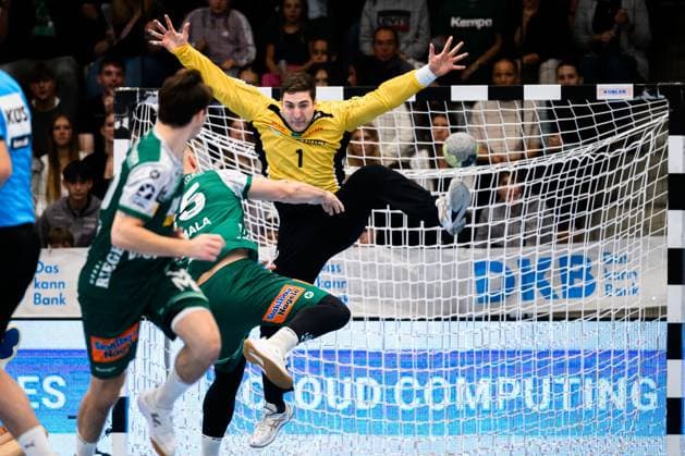 Goeppingen: DHB-Pokal - 25 26 - Frisch Auf Goeppingen - SC DHfK Leipzig Ludvig Jurmala (Goeppingen), Torhueter Domenico Ebner (Leipzig) Goeppingen EWS Arena Baden-Württemberg Deutschland