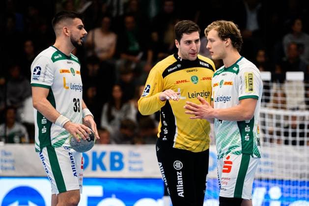 Goeppingen: DHB-Pokal - 25 26 - Frisch Auf Goeppingen - SC DHfK Leipzig v.li. Luka Rogan (Leipzig), Torhueter Domenico Ebner (Leipzig), Blaer Hinriksson (Leipzig) Goeppingen EWS Arena Baden-Württemberg Deutschland