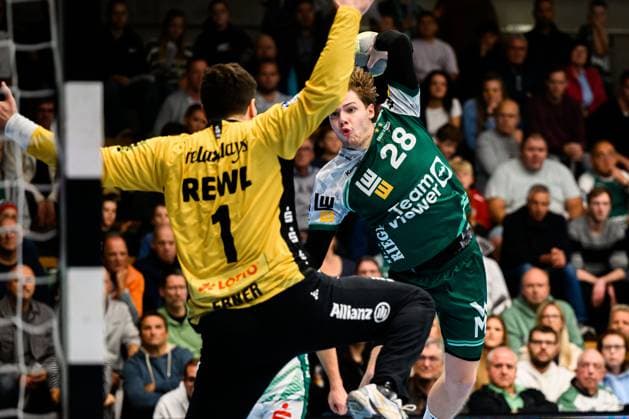 Goeppingen: DHB-Pokal - 25 26 - Frisch Auf Goeppingen - SC DHfK Leipzig v.li. Torhueter Domenico Ebner (Leipzig), Franko Lastro (Goeppingen) Goeppingen EWS Arena Baden-Württemberg Deutschland