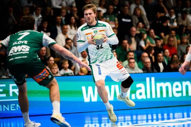 Goeppingen: DHB-Pokal - 25 26 - Frisch Auf Goeppingen - SC DHfK Leipzig v.li. Victor Klöve Kloeve (Goeppingen), Franz Semper (Leipzig) Goeppingen EWS Arena Baden-Württemberg Deutschland