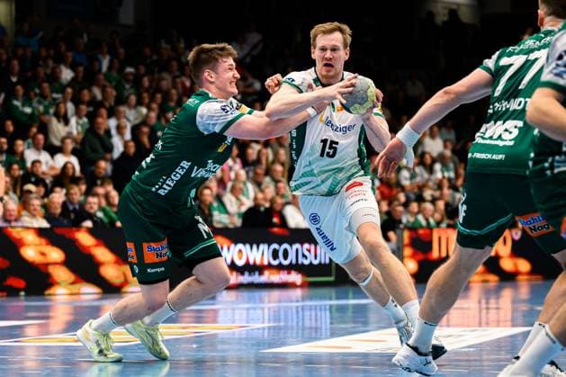 Goeppingen: DHB-Pokal - 25 26 - Frisch Auf Goeppingen - SC DHfK Leipzig v. li. im Zweikampf Oskar Neudeck (Goeppingen) und Adam Loenn Lönn (Leipzig) Goeppingen EWS Arena Baden-Württemberg Deutschland