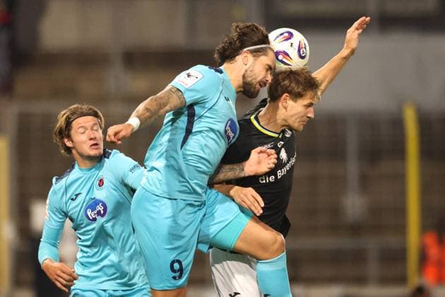 13 Max Christiansen (1860) gegen 9 Lex-Tyger Lobinger (Viktoria Köln, blau) Aktion, Zweikampf, Fussball 3. Liga TSV 1860 München - FC Viktoria Köln Grünwalderstadion 01.10.2025 FOTO: Mladen Lackovic LakoPress