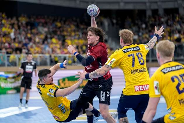 v.li.: Halil Jaganjac (RNL, 45), Lasse Möller (Flensburg, 64), Edwin Aspenbäck (RNL, 78), Haukur Thrastarson (RNL, 25), Zweikampf, Spielszene, Duell, duel, tackle, tackling, Dynamik, Action, Aktion, 01.10.2025, Heidelberg (Deutschland), Handball, DHB-Pokal, 2. Runde, Rhein-Neckar Löwen - SG Flensburg-Handewitt