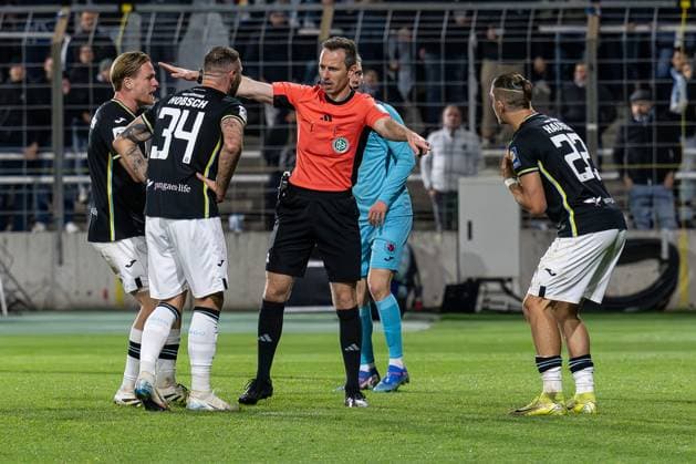 Thore Jacobsen (TSV 1860 Muenchen, 05), Patrick Hobsch (TSV 1860 Muenchen, 34) und Sigurd Haugen (TSV 1860 Muenchen, 22) erkundigen sich bei Lukas Benen (Schiedsrichter), warum das vermeintliche Tor zum 3:2 nicht gegeben wird GER, TSV 1860 Muenchen vs. Viktoria Koeln 1904, Fussball, 3. Bundesliga, 9. Spieltag, Saison 2025 2026, 01.10.2025. (DFL DFB REGULATIONS PROHIBIT ANY USE OF PHOTOGRAPHS as IMAGE SEQUENCES and or QUASI-VIDEO). GER, TSV 1860 Muenchen vs. Viktoria Koeln 1904, Fussball, 3. Bundesliga, 9. Spieltag, Saison 2025 2026, 01.10.2025. Muenchen Copyright: xEibner-Pressefoto HeikexFeinerx EP_HFR
