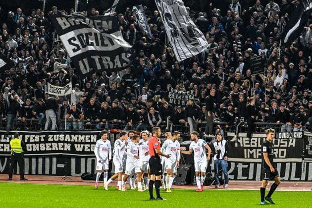 GER, 3. Liga, SSV Ulm 1846 vs 1. FC Schweinfurt 05 01.10.2025, Donaustadion, Ulm, GER, 3. Liga, SSV Ulm 1846 vs 1. FC Schweinfurt 05, im Bild Torjubel nach Tor 5:1, Spieler in der Fankurve