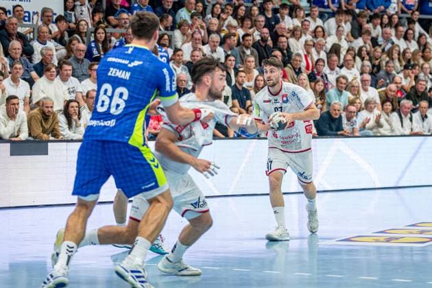 DHB Pokal; TV Hüttenberg - VfL Gummersbach, 01.10.25 David Kuntscher (TV Hüttenberg, 97), Vit Reichl (TV Hüttenberg, 19), ät?pán Zeman (VfL Gummersbach, 66) DHB Pokal; TV Hüttenberg - VfL Gummersbach: Hüttenberg, 01.10.25 Copyright: xBEAUTIFULxSPORTS Roeczeyx