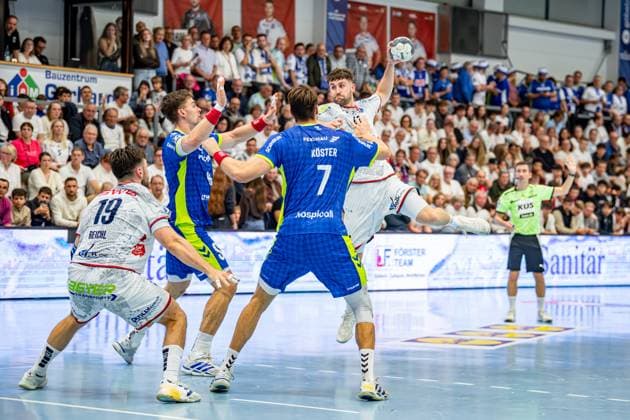 DHB Pokal; TV Hüttenberg - VfL Gummersbach, 01.10.25 David Kuntscher (TV Hüttenberg, 97), Julian Köster (VfL Gummersbach, 7), Vit Reichl (TV Hüttenberg, 19) DHB Pokal; TV Hüttenberg - VfL Gummersbach: Hüttenberg, 01.10.25 Copyright: xBEAUTIFULxSPORTS Roeczeyx