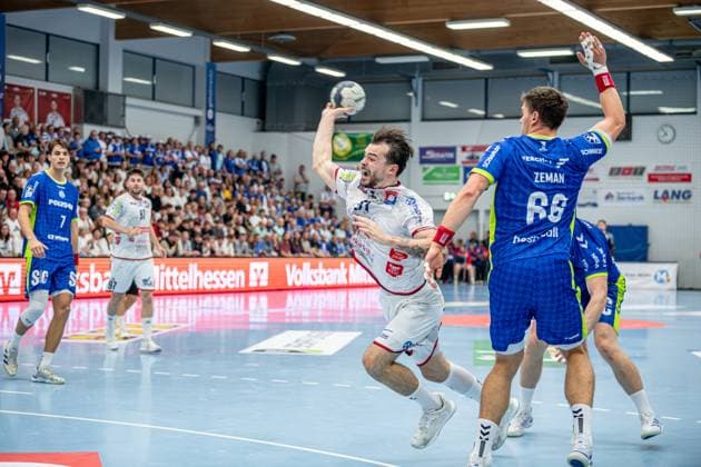 DHB Pokal; TV Hüttenberg - VfL Gummersbach, 01.10.25 Hendrik Schreiber (TV Hüttenberg, 51), ät?pán Zeman (VfL Gummersbach, 66) DHB Pokal; TV Hüttenberg - VfL Gummersbach: Hüttenberg, 01.10.25 Copyright: xBEAUTIFULxSPORTS Roeczeyx