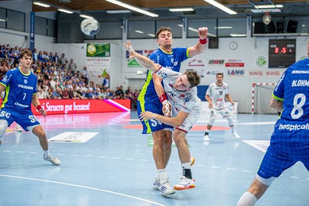 DHB Pokal; TV Hüttenberg - VfL Gummersbach, 01.10.25 Torsten Anselm (TV Hüttenberg, 25), Kristjan Horžen (VfL Gummersbach, 27) Julian Köster (VfL Gummersbach, 7), . DHB Pokal; TV Hüttenberg - VfL Gummersbach: Hüttenberg, 01.10.25 Copyright: xBEAUTIFULxSPORTS Roeczeyx