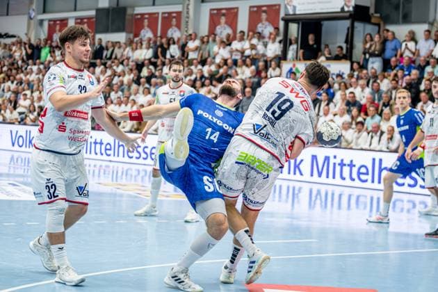 DHB Pokal; TV Hüttenberg - VfL Gummersbach, 01.10.25 Teitur Örn Einarsson (VfL Gummersbach, 14), Vit Reichl (TV Hüttenberg, 19), Leon Stehl (TV Hüttenberg, 32) DHB Pokal; TV Hüttenberg - VfL Gummersbach: Hüttenberg, 01.10.25 Copyright: xBEAUTIFULxSPORTS Roeczeyx