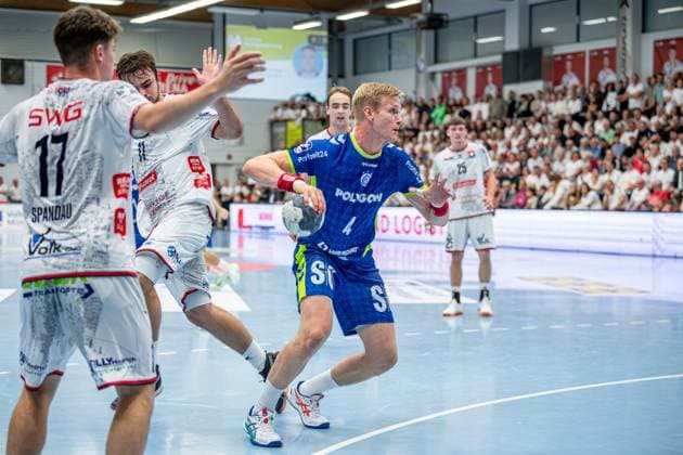 DHB Pokal; TV Hüttenberg - VfL Gummersbach, 01.10.25 Ellidi Vidarsson (VfL Gummersbach, 4), Phil Spandau (TV Hüttenberg, 17), Lasse Ohl (TV Hüttenberg, 11) DHB Pokal; TV Hüttenberg - VfL Gummersbach: Hüttenberg, 01.10.25 Copyright: xBEAUTIFULxSPORTS Roeczeyx