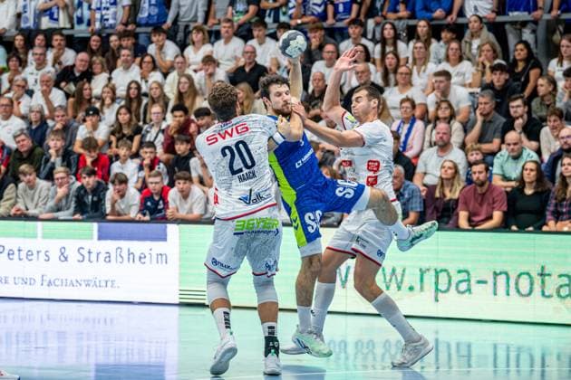 DHB Pokal; TV Hüttenberg - VfL Gummersbach, 01.10.25 João Gomes (VfL Gummersbach, 3), Leif Haack (TV Hüttenberg, 20), Danil Dyatlov (TV Hüttenberg, 47) DHB Pokal; TV Hüttenberg - VfL Gummersbach: Hüttenberg, 01.10.25 Copyright: xBEAUTIFULxSPORTS Roeczeyx