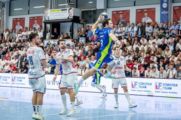 DHB Pokal; TV Hüttenberg - VfL Gummersbach, 01.10.25 João Gomes (VfL Gummersbach, 3), Danil Dyatlov (TV Hüttenberg, 47), Hendrik Schreiber (TV Hüttenberg, 51), Vit Reichl (TV Hüttenberg, 19) DHB Pokal; TV Hüttenberg - VfL Gummersbach: Hüttenberg, 01.10.25 Copyright: xBEAUTIFULxSPORTS Roeczeyx