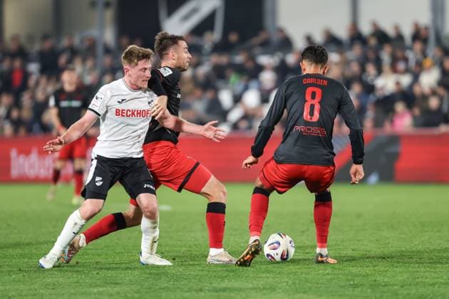 3. Liga; SC Verl - FC Ingolstadt 04; Zweikampf Kampf um den Ball Max Besuschkow (17, FCI) Fredrik Carlsen (8, FCI) Ens Martin (5 Verl) 3. Liga - FC Ingolstadt 04 Saison 2025 2026 SC Verl