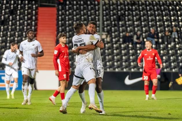 Pascal Testroet (SV Sandhausen, 37) jubelt mit Yannick Osee (SV Sandhausen, 13) über das 0:1, SG Sonnenhof Großaspach vs. SV Sandhausen, Fussball, Regionalliga Südwest, 10. Spieltag, Saison 2025 2026, 01.10.2025 SG Sonnenhof Großaspach vs. SV Sandhausen, Fussball, Regionalliga Südwest, 10. Spieltag, Saison 2025 2026, 01.10.2025 Aspach Copyright: xEibner-Pressefoto PhilipxZieglerx EP_PZR
