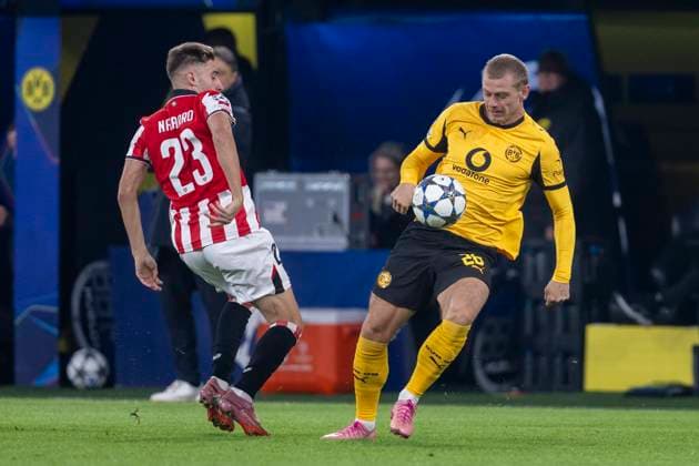 01.10.2025, Borussia Dortmund - Athletik Bilbao, UEFA Champions League, 2. Spieltag: Bilbaos Robert Navarro (l) und Julian Ryerson (Borussia Dortmund) kämpfen um den Ball. WICHTIGER HINWEIS: Gemäß den Vorgaben der UEFA ist es untersagt, in dem Stadion und oder vom Spiel angefertigte Fotoaufnahmen in Form von Sequenzbildern und oder videoähnlichen Fotostrecken zu verwerten bzw. verwerten zu lassen. Copyright: xDavidxInderliedx