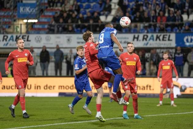 01.10.2025, Hänsch-Arena, Meppen, GER, Regionalliga-Nord, 12. Spieltag: SV Meppen vs HSC Hannover, 3:0-Kopfballtor von Erik Zenga (SV Meppen 8) DFL REGULATIONS PROHIBIT ANY USE OF PHOTOGRAPHS AS IMAGE SEQUENCES AND OR QUASI-VIDEO. Meppen Niedersachsen Deutschland Hänsch-Arena
