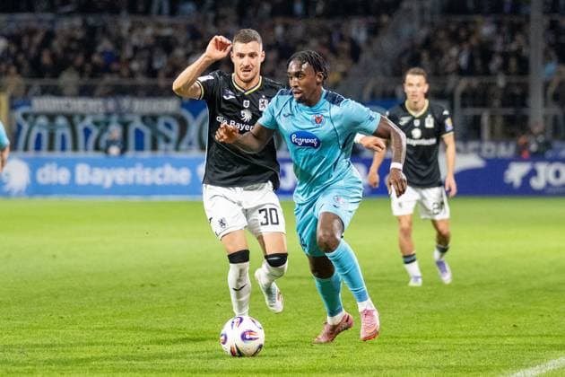 Maximilian Wolfram 30 (TSV 1860 Muenchen), im Zweikampf mit Frank Ronstadt 34 (Viktoria Koeln 1904), TSV 1860 Muenchen vs. Viktoria Koeln 1904, 3. Liga, 9. Spieltag, 01.10.2025 DFB regulations prohibit any use of photographs as image sequences and or quasi-video Muenchen Bayern Deutschland