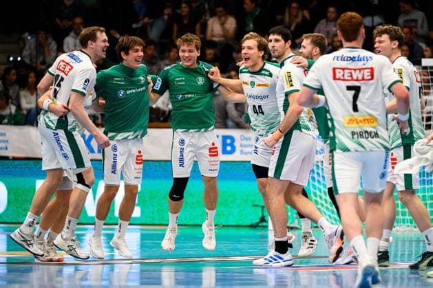 Goeppingen: DHB-Pokal - 25 26 - Frisch Auf Goeppingen - SC DHfK Leipzig die Mannschaft von Leipzig Schlussjubel Schlußjubel Emotion Freude Goeppingen EWS Arena Baden-Württemberg Deutschland