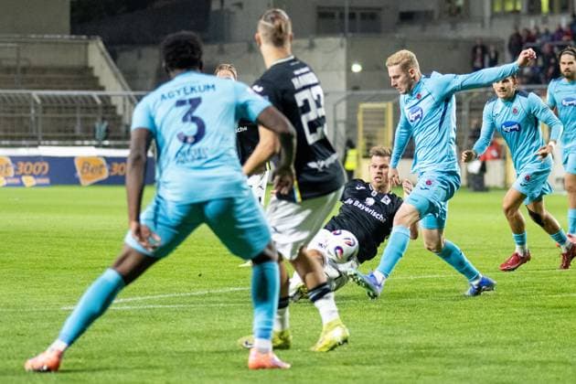Florian Niederlechner 7 (TSV 1860 Muenchen) im Zweikampf mit Meiko Sponsel 19 (Viktoria Koeln 1904), TSV 1860 Muenchen vs. Viktoria Koeln 1904, 3. Liga, 9. Spieltag, 01.10.2025 DFB regulations prohibit any use of photographs as image sequences and or quasi-video Muenchen Bayern Deutschland