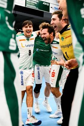 Goeppingen: DHB-Pokal - 25 26 - Frisch Auf Goeppingen - SC DHfK Leipzig Lucas Krzikalla (Leipzig), Lukas Binder (Leipzig), Torhueter Domenico Ebner (Leipzig) Schlussjubel Schlußjubel Emotion Freude Goeppingen EWS Arena Baden-Württemberg Deutschland