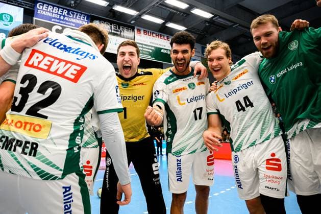 Goeppingen: DHB-Pokal - 25 26 - Frisch Auf Goeppingen - SC DHfK Leipzig Franz Semper (Leipzig), Torhueter Domenico Ebner (Leipzig), Ahmed Khairi (Leipzig), Blaer Hinriksson (Leipzig) Schlussjubel Schlußjubel Emotion Freude Goeppingen EWS Arena Baden-Württemberg Deutschland