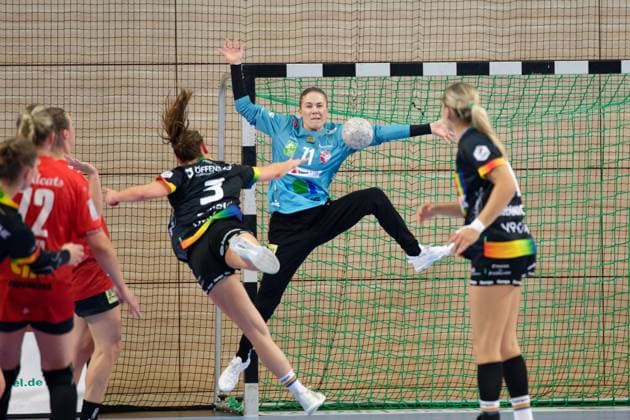 Lana Teiken (Oldenburg, 3), Ela Szott (Halle, 71), SV Union Halle-Neustadt vs. VfL Oldenburg, Handball Bundesliga Frauen, Saison 2025 26, 4. Spieltag, 01.10.2025 Halle SWH Arena Sachsen-Anhalt Deutschland
