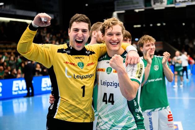 Goeppingen: DHB-Pokal - 25 26 - Frisch Auf Goeppingen - SC DHfK Leipzig Torhueter Domenico Ebner (Leipzig), Blaer Hinriksson (Leipzig) Schlussjubel Schlußjubel Emotion Freude Goeppingen EWS Arena Baden-Württemberg Deutschland