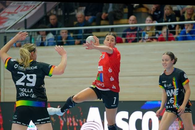 Paulina Golla (Oldenburg, 29), Engelina Alida Corona Molenaar (Halle, 7), Pam Korsten (Oldenburg, 26), SV Union Halle-Neustadt vs. VfL Oldenburg, Handball Bundesliga Frauen, Saison 2025 26, 4. Spieltag, 01.10.2025 Halle SWH Arena Sachsen-Anhalt Deutschland