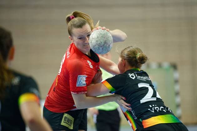Cara Reuthal (Halle, 26), Laurentia Wolff (Oldenburg, 24), SV Union Halle-Neustadt vs. VfL Oldenburg, Handball Bundesliga Frauen, Saison 2025 26, 4. Spieltag, 01.10.2025 Halle SWH Arena Sachsen-Anhalt Deutschland