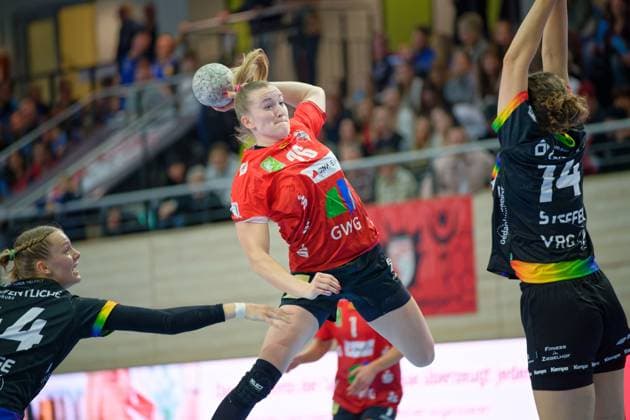 Lisa-Marie Fragge (Oldenburg, 44), Cara Reuthal (Halle, 26), Marie Steffen (Oldenburg, 14), SV Union Halle-Neustadt vs. VfL Oldenburg, Handball Bundesliga Frauen, Saison 2025 26, 4. Spieltag, 01.10.2025 Halle SWH Arena Sachsen-Anhalt Deutschland