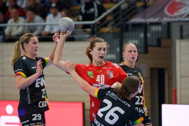 Paulina Golla (Oldenburg, 29), Tena Petika (Halle, 40), Pam Korsten (Oldenburg, 26), Lotta Roepcke (Oldenburg, 22), SV Union Halle-Neustadt vs. VfL Oldenburg, Handball Bundesliga Frauen, Saison 2025 26, 4. Spieltag, 01.10.2025 Halle SWH Arena Sachsen-Anhalt Deutschland