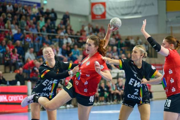 Lisa-Marie Fragge (Oldenburg, 44), Tena Petika (Halle, 40), Lisa Borutta (Oldenburg, 2), SV Union Halle-Neustadt vs. VfL Oldenburg, Handball Bundesliga Frauen, Saison 2025 26, 4. Spieltag, 01.10.2025 Halle SWH Arena Sachsen-Anhalt Deutschland