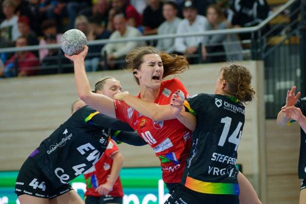 Lisa-Marie Fragge (Oldenburg, 44), Tena Petika (Halle, 40), Marie Steffen (Oldenburg, 14), SV Union Halle-Neustadt vs. VfL Oldenburg, Handball Bundesliga Frauen, Saison 2025 26, 4. Spieltag, 01.10.2025 Halle SWH Arena Sachsen-Anhalt Deutschland